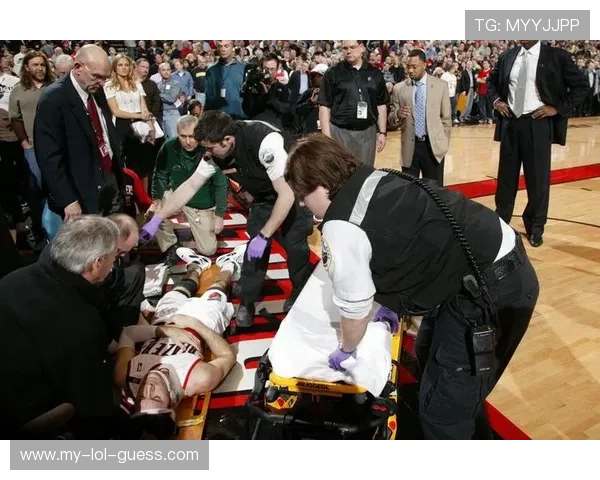 足球球星无对抗受伤原因解析及应对措施探讨